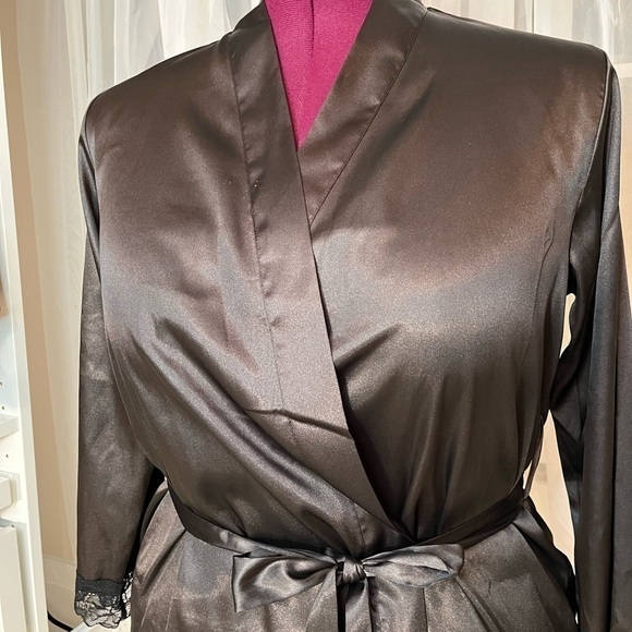 Rhonda Shear Black Satin and Lace Kimono Robe - Picture 6 of 14